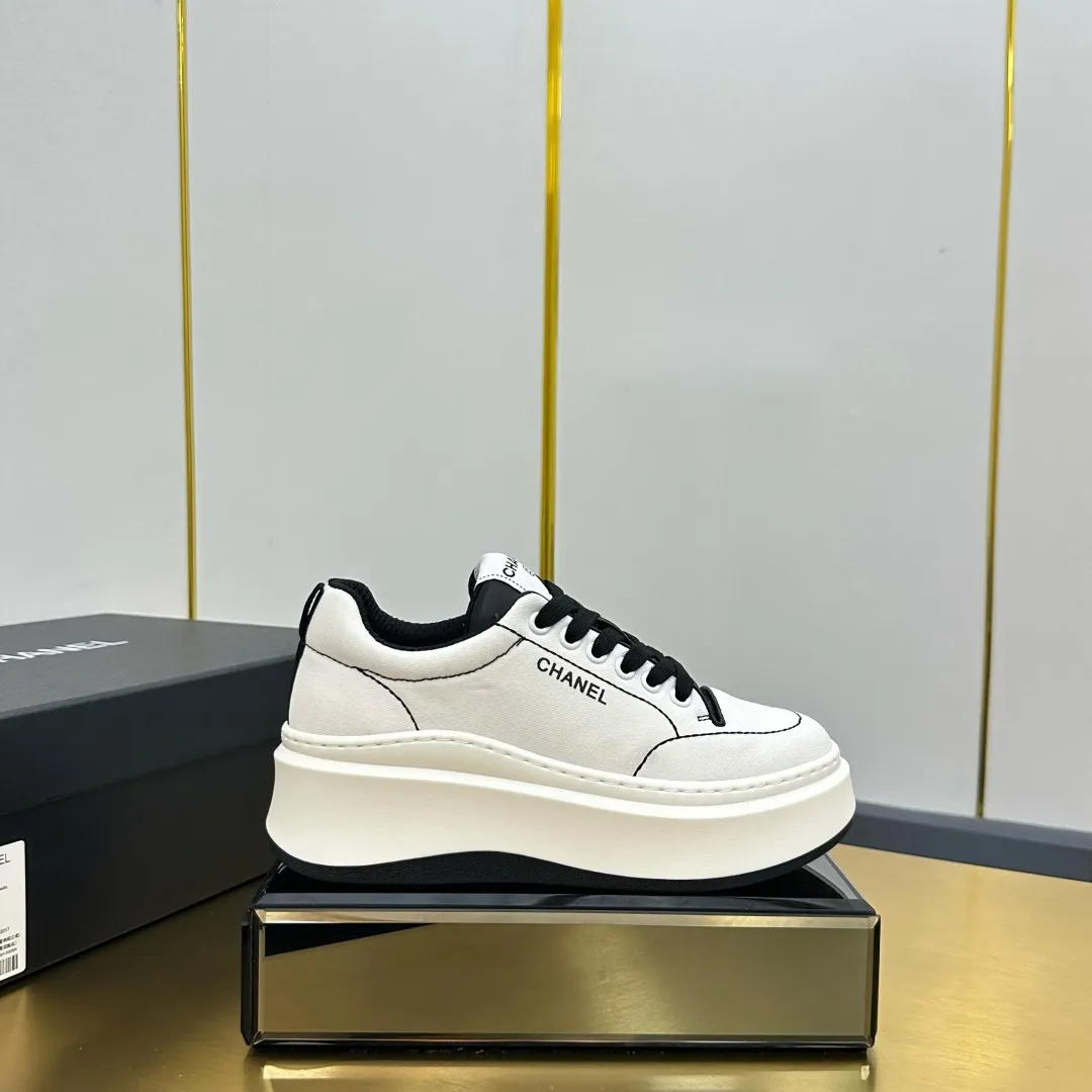 👟👟Ex-factory price 600👟👟 Upgraded version, upgraded version, upgraded version! No rebuttal accepted! ! ! ! Chanel Chanel panda shoes! 2025 counter's top casual sports shoes. This classic design; the upper is electro-embroidered with a variety of techniques; the outsole is fashionable and sporty; the unusual inclusion of a variety of color matching elements... The diversified mix and match is very good-looking and versatile, and can be used for leisure, fashion, sports, and outdoor... ꫛꫀꪝ Go➫ Materials: ❶Upper made of: original imported first-layer silk cowhide + original waterproof cloth + original first-layer cowhide ❷Inner lining: Original Yangli+Net ❸Outsole based on: Original TPU combination outsole Counter boutique packaging complete set for women 35–41 👉 👉